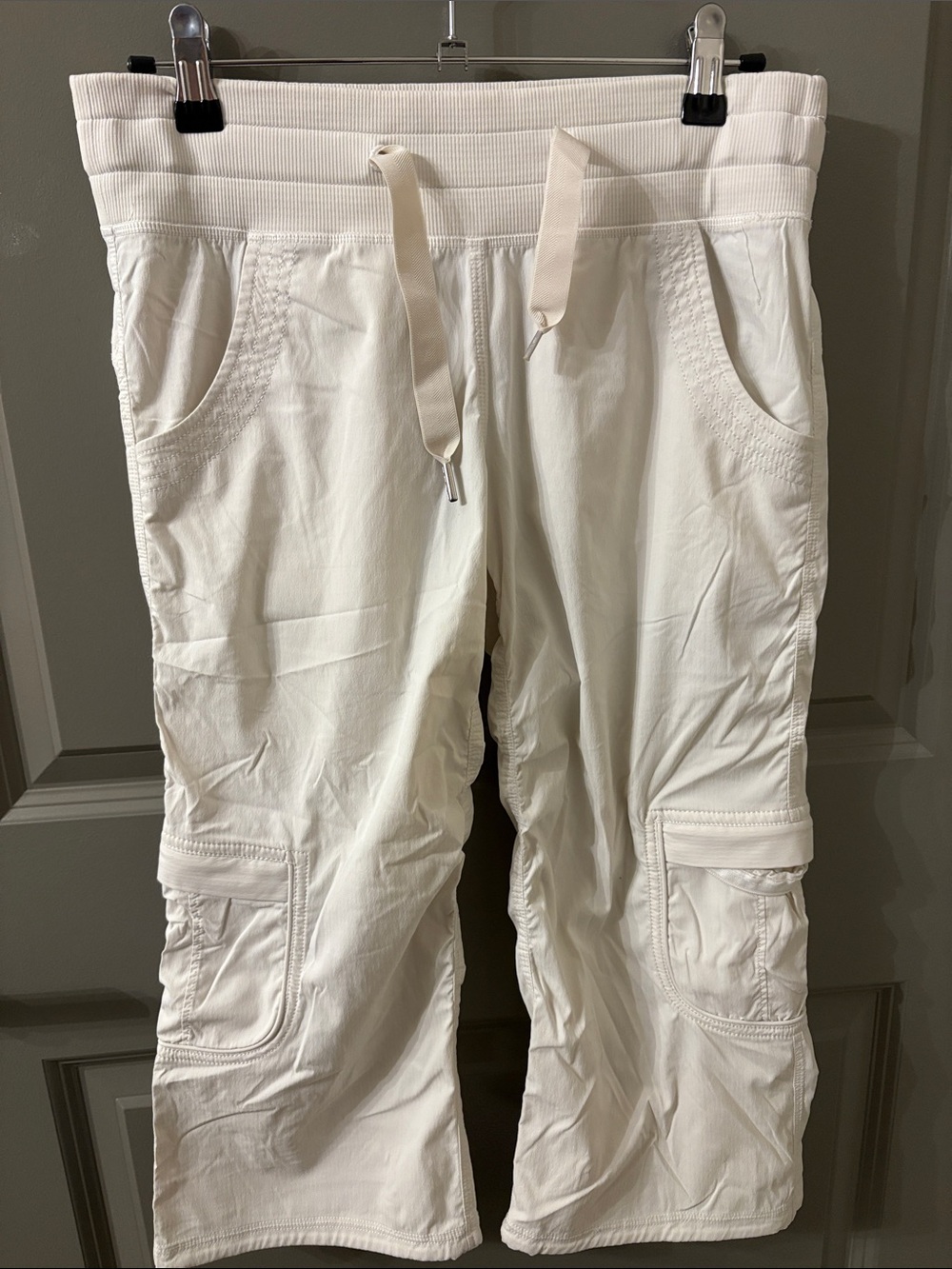 Lululemon White Cream Cropped Cargo Capris Dance Studio Camp Crops
